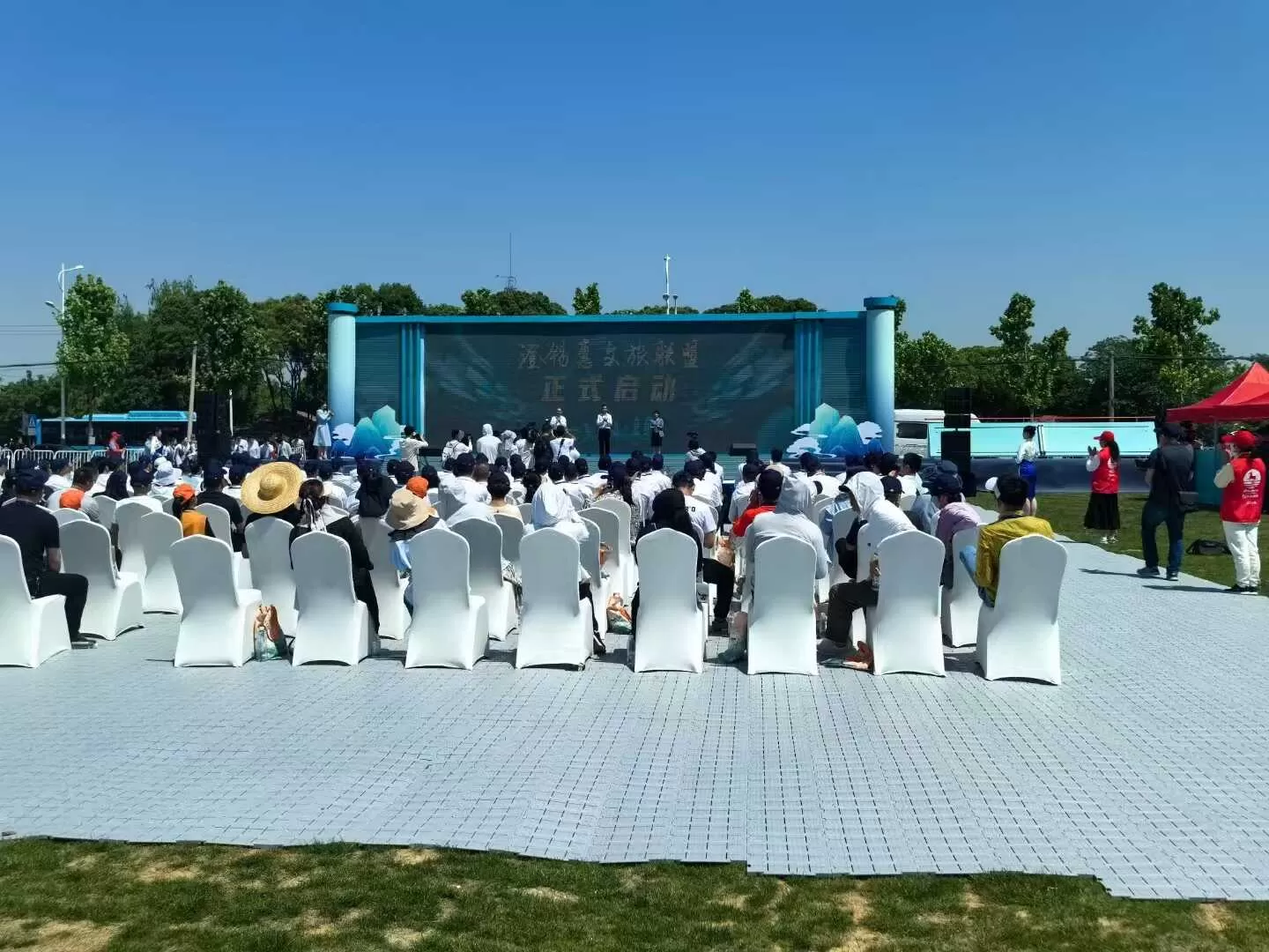 Temporary event ground cover and turf protection mat used for outdoor event seating on grass